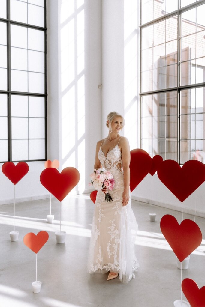 Schwebende Herzdeko zur Hochzeit