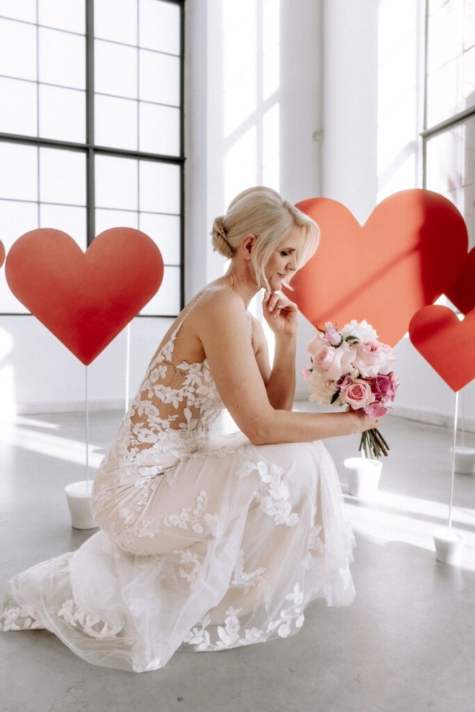 Hochzeit in Rot mit scheinbar schwebenden Dekoherzen