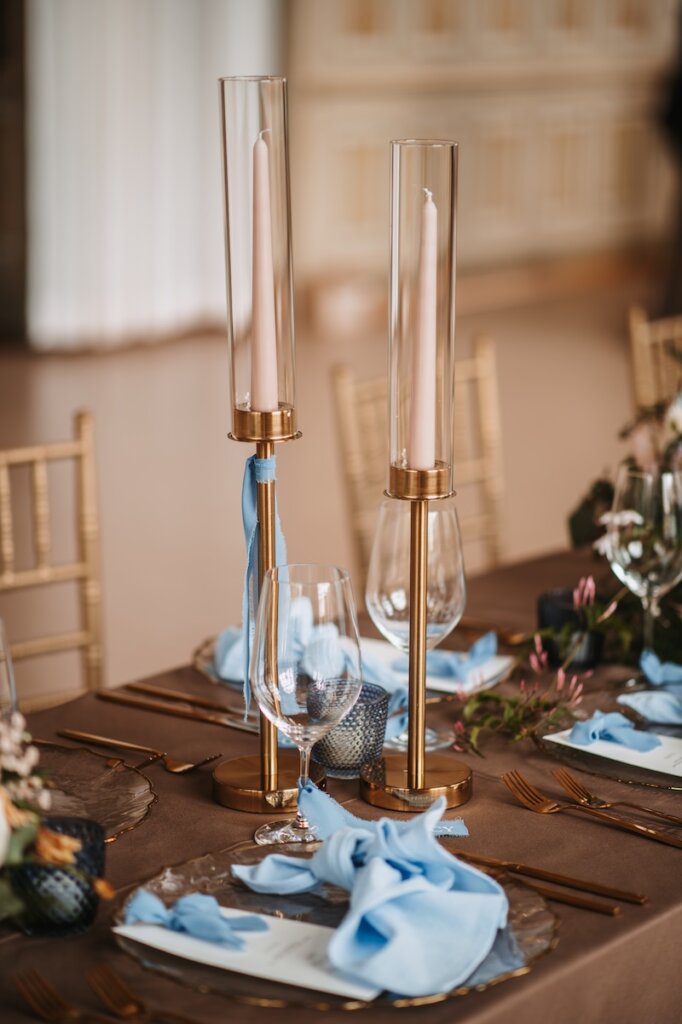 Schlosshochzeit mit Hochzeitsdeko in blau, bronze und braun