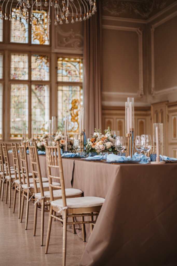 Schlosshochzeit mit Hochzeitsdeko in blau, bronze und braun