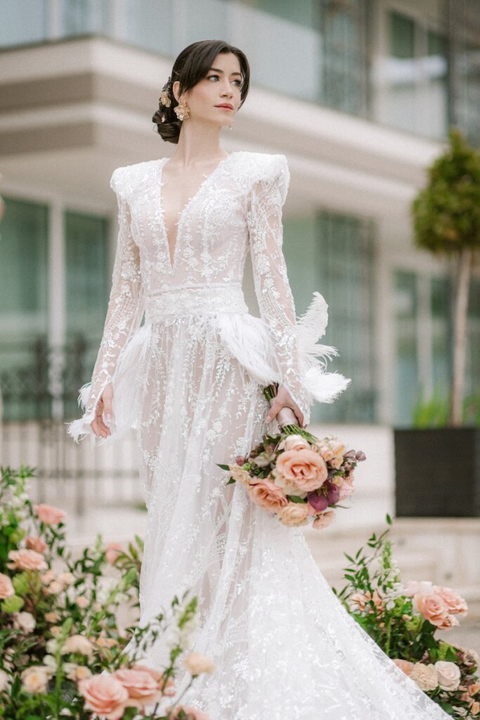 Filigranes Brautkleid mit Blütenranken