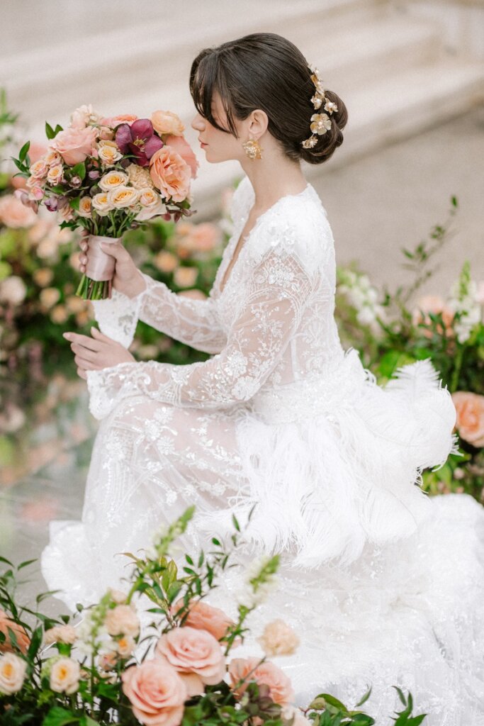 Filigranes Brautkleid mit Blütenranken