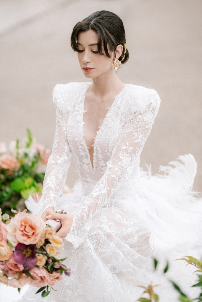 Filigranes Brautkleid mit Blütenranken