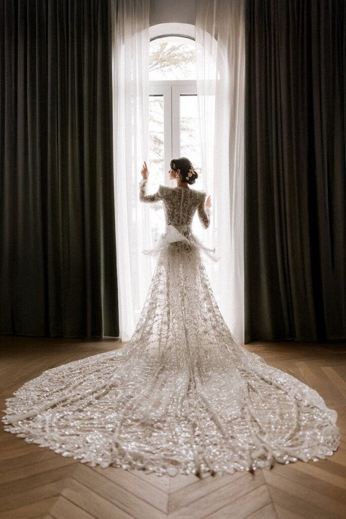 Palais-Hochzeit mit transparentem Spitzenkleid