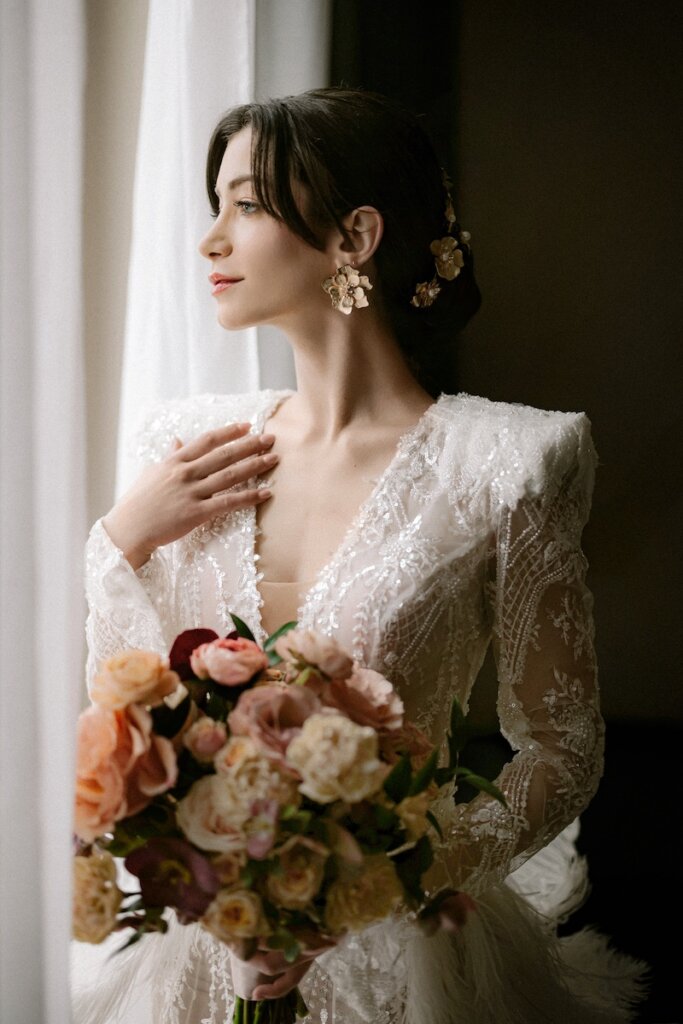 Braut in Jugendstil-Brautkleid
