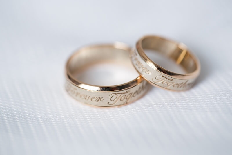 Eheringe selbst gestalten mit Gravur auf Außenseite