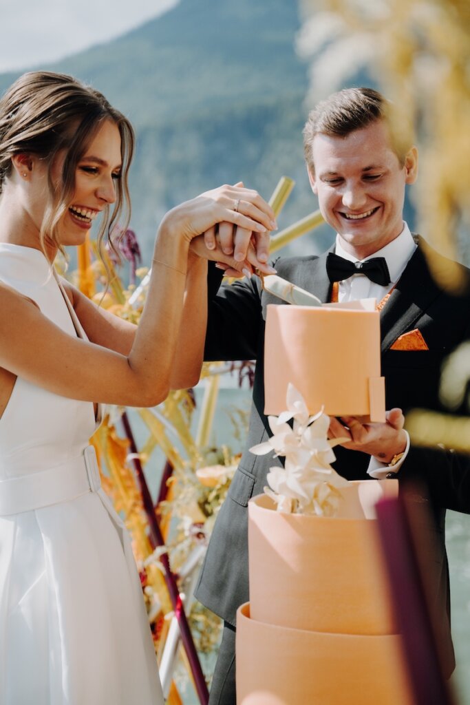 Gravity-Hochzeitstorte symbolisiert die pure Leichtigkeit einer Sunset Wedding