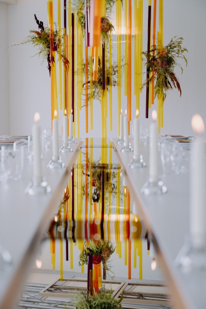 Sunset Wedding mit Kunstinstallationen als Hochzeitsdeko