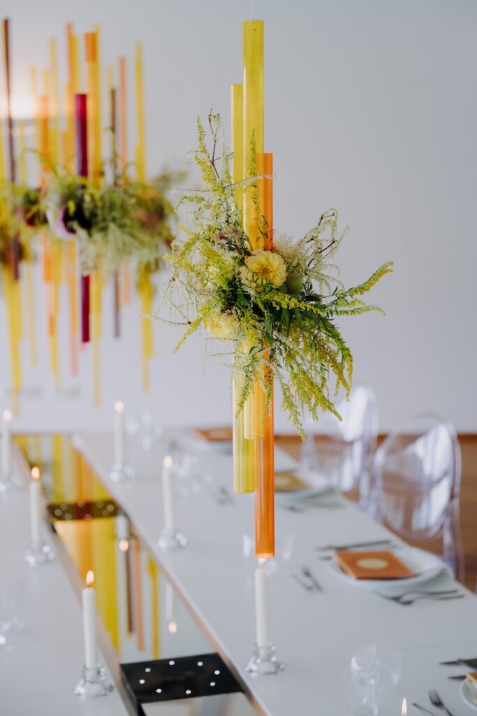 Sunset Wedding mit Kunstinstallationen als Hochzeitsdeko