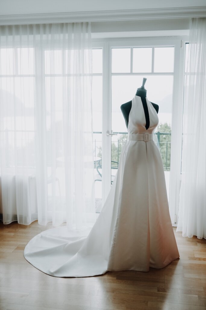 Elegantes Brautstyling für eine Hochzeit am See