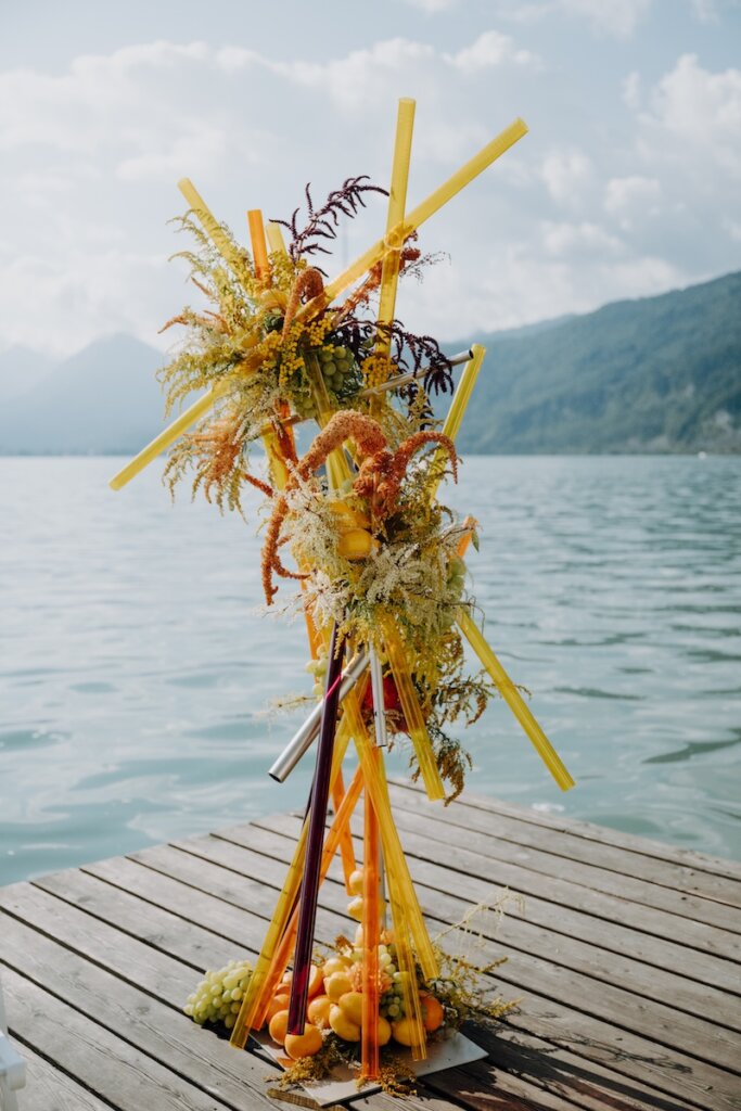 Moderne Kunstinstallation als Hochzeitsdeko der Sunset Wedding