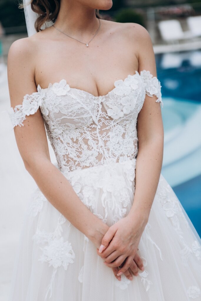 Dessous unter freizügigem Brautkleid